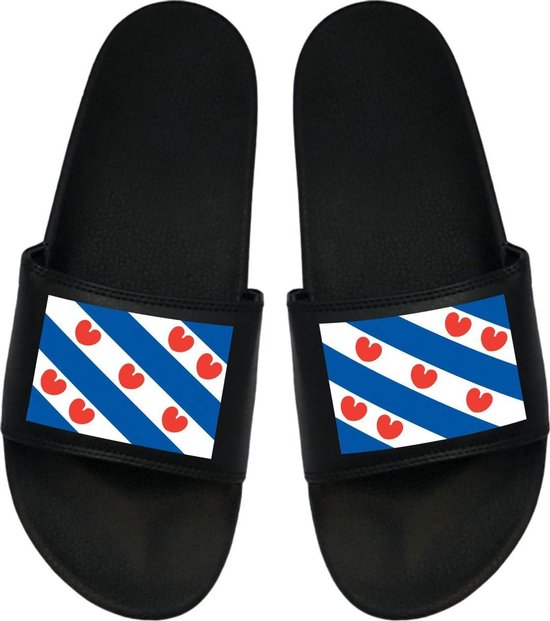 Zwarte slippers met band in Friese vlagprint: blauwe en witte banen met rode hartjes.