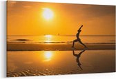 Schilderij - Meisje praktijk Yoga op het strand  bij zonsopgang — 90x60 cm