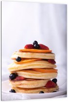 Dibond - Mini Pancakes met Bessen en Aardbeien - 100x150cm Foto op Aluminium (Wanddecoratie van metaal)