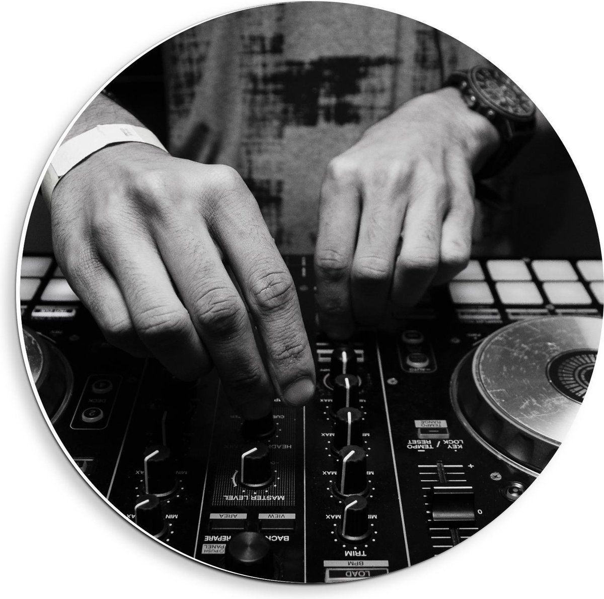 Forex Wandcirkel - Dj achter Draaitafel (zwart/wit) - 40x40cm Foto op Wandcirkel (met ophangsysteem)