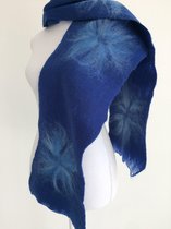 Handgemaakte, gevilte sjaal van 100% merinowol - Donker Blauw met lichter blauw patroon - 182 x 23 cm. Stijl open gevilt.