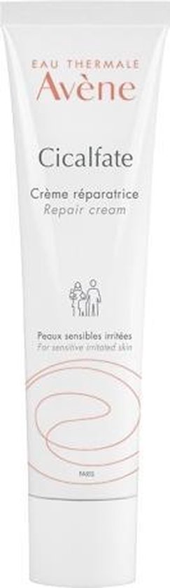 Witte tube met rode tekst "Avène Cicalfate+". "Crème réparatrice protectrice". "Peaux sensibles irritées".