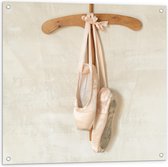 Tuinposter – Ballerina Spitzen aan Hangertje - 80x80cm Foto op Tuinposter  (wanddecoratie voor buiten en binnen)