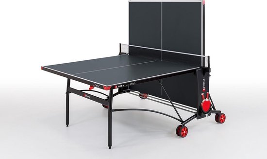 Zwarte Sponeta tafeltennistafel, model S3-80e, met net en rode details op wielen.