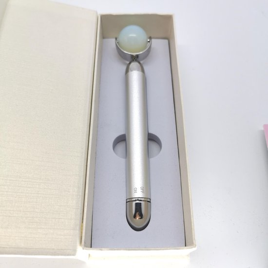 Foto:  vibrerende jade massage roller moederdag kado tip met echte opaal edelsteen voor de fijne lijntjes rondom je ogen en mondhoekje het beste anti aging oplossing 