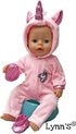 foto van Poppenkleertjes - Geschikt voor Baby Born - Eenhoorn onesie met schoentjes - Roze - Met capuchon - Pyjama