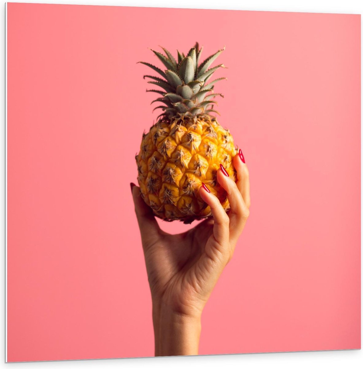 Forex - Ananas in Hand op Roze Achtergrond - 100x100cm Foto op Forex