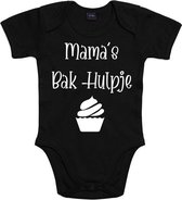 Baby romper met opdruk “Mama’s bak-hulpje”, (kraamcadeau) voor baby’s. Zwart met witte opdruk