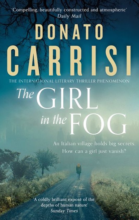 Livre 'The Girl in the Fog' de Donato Carrisi avec une femme marchant sur un chemin brumeux, entourée d'arbres.