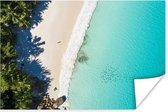 Strand met helderblauwwater poster papier 180x120 cm - Foto print op Poster (wanddecoratie woonkamer / slaapkamer) / Landschappen Poster / Zee en Strand XXL / Groot formaat!