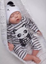 Reborn baby pop 'Cody' - 51 cm - Jongen met onesie en muts in panda thema - Met speen - Soft vinyl - Levensechte babypop