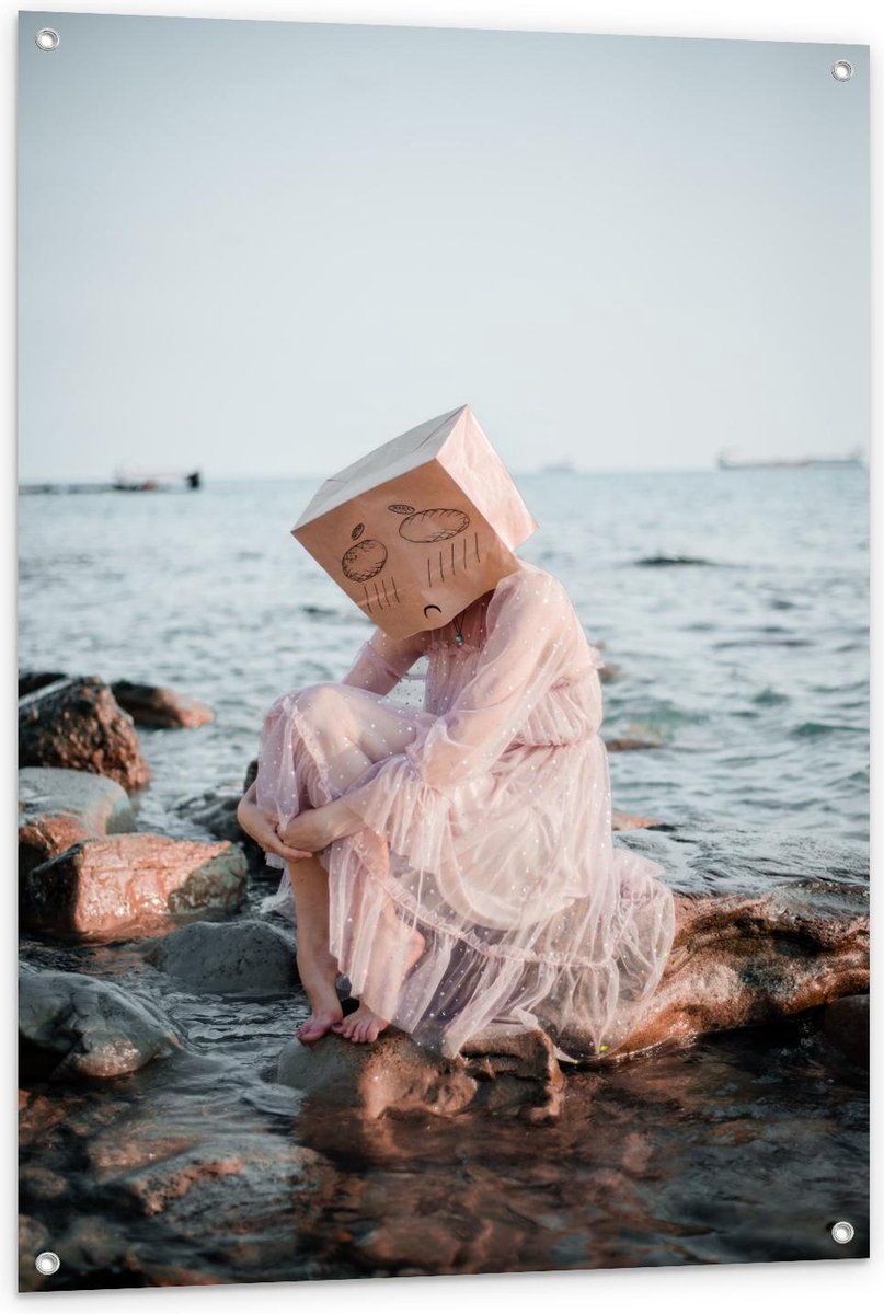 Tuinposter – Verdrietig Vrouw bij het Water - 80x120cm Foto op Tuinposter  (wanddecoratie voor buiten en binnen) op Prijzenvolger.com