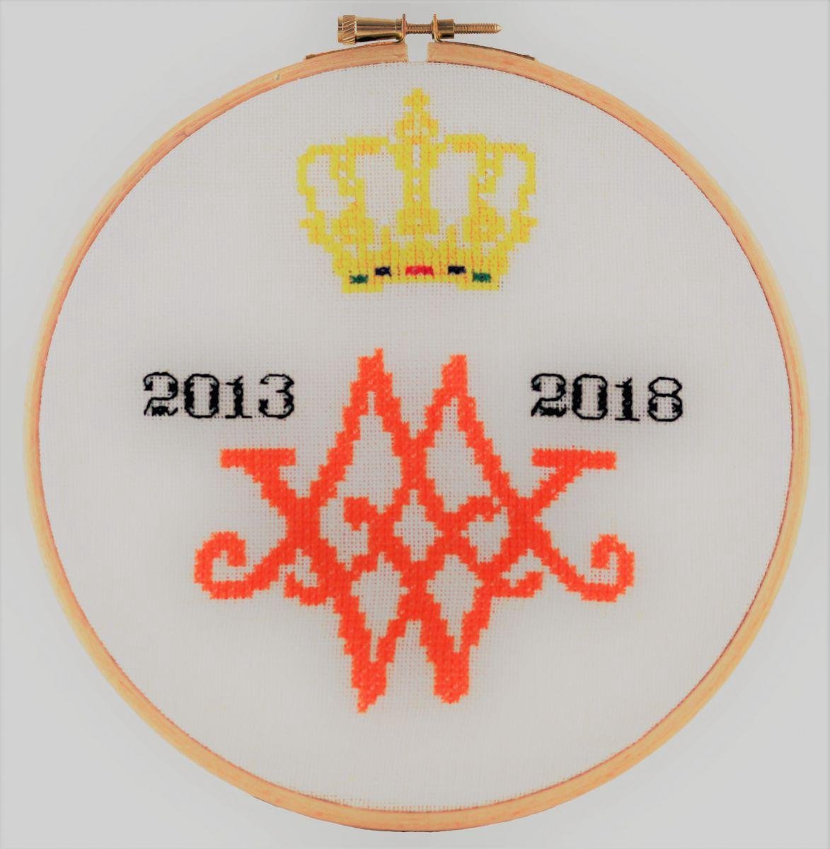 Pako compleet Borduurpakket met telpatroon - 5 jaar op de troon Koning Willem-Alexander - 217.712 - linnen - 17,5 Rond - DIY kit