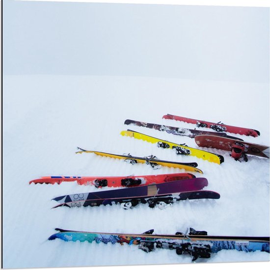 Dibond - Skie's in de Sneeuw - 80x80cm Foto op Aluminium (Wanddecoratie van metaal)