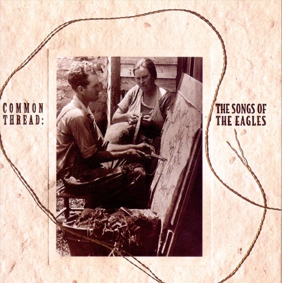 Een zwart-witfoto van een man en een vrouw die samen aan een schilderij werken. Tekst: COMMON THREAD: THE SONGS OF THE EAGLES.