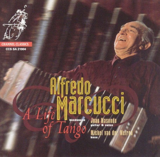 Een man met een accordeon, met de titel 'Alfredo Marcucci A Life of Tango'.