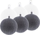 6x Witte en grijze kerstballen 6,5 cm Cotton Balls - Kerstversiering - Kerstboomdecoratie - Kerstboomversiering - Hangdecoratie - Kerstballen in de kleur wit en grijs