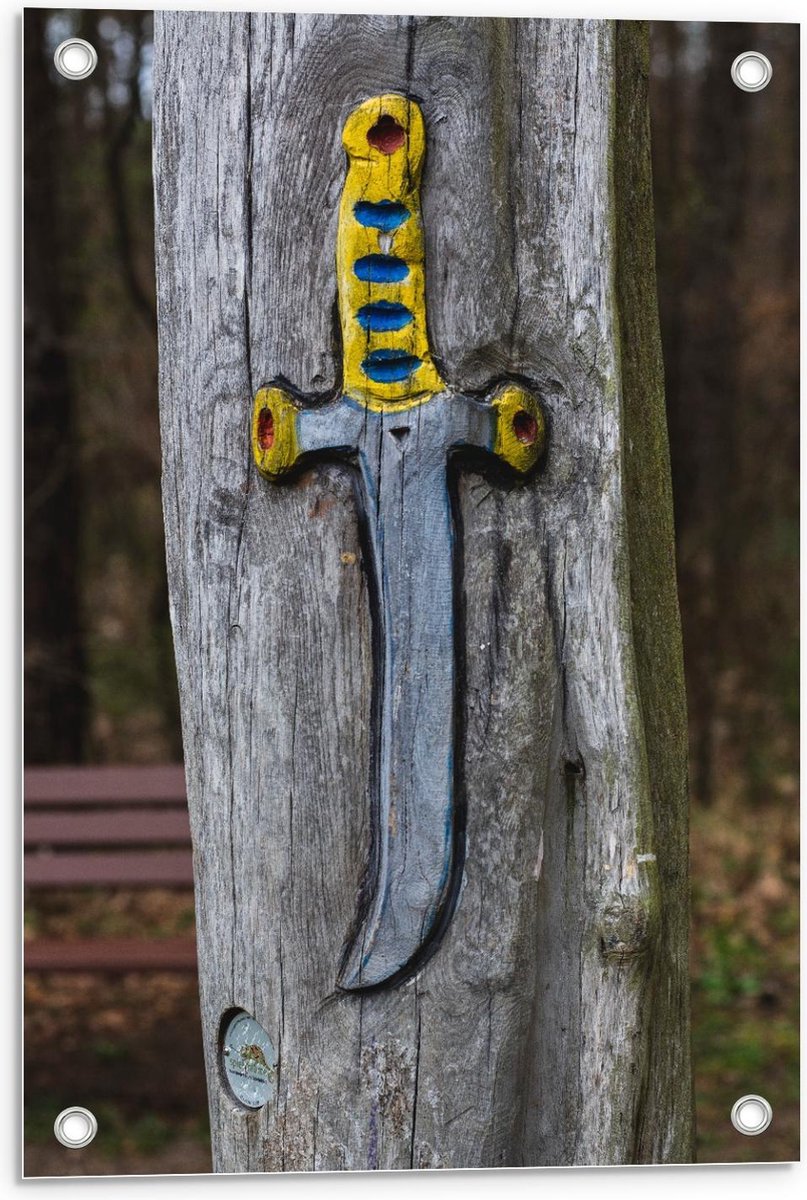 Tuinposter – Geschilders Mes op Boomstam - 40x60cm Foto op Tuinposter (wanddecoratie voor