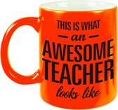 This is what an awesome teacher looks like tekst cadeau mok / beker - 330 ml - neon oranje - kado juf/meester/docent/leraar/lerares