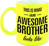 This is what an awesome brother looks like tekst cadeau mok / beker - neon geel - 330 ml - kado broer / broertje