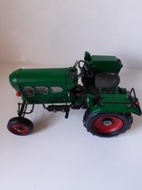 Traktor beeld groene tractor van metaal van Slijkhuis  15x27x19 cm