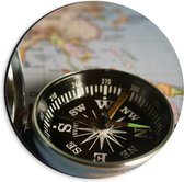 Dibond Wandcirkel - Kompas op Wereldkaart - 20x20cm Foto op Aluminium Wandcirkel (met ophangsysteem)