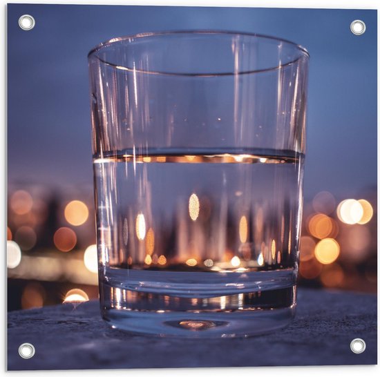 Tuinposter – Glas Water met Lampjes - 50x50cm Foto op Tuinposter  (wanddecoratie voor buiten en binnen)