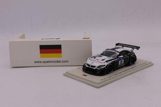 De 1:43 gegoten modelauto van de BMW Z4 GT3 Sports Trophy Team Schubert #20 van de ADAC 24H Nurburgring 2014. De chauffeurs waren Klingmann/Baumann/Hurtgen en Tomczyk. Dit schaalmodel is gelimiteerd op 500 stuks. De fabrikant is Spa - Spark