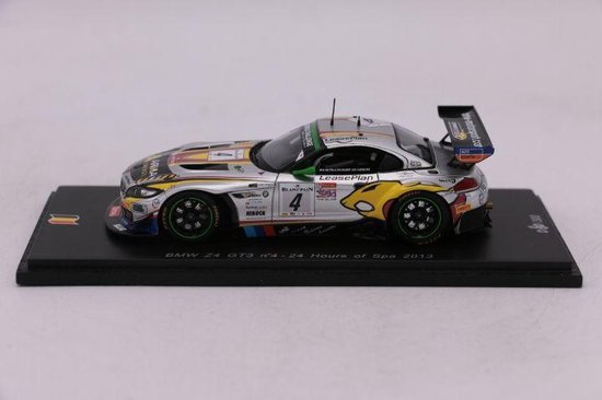 De 1:43 Diecast modelauto van de BMW Z4 GT3 # 4 van de 24H Spa 2013.De  rijders waren M. Palttala / H. Moser en N. Catsburg.This schaalmodel is  beperkt