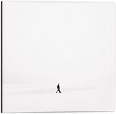 Dibond - Persoon aan het Lopen in de Sneeuw - 50x50cm Foto op Aluminium (Wanddecoratie van metaal)