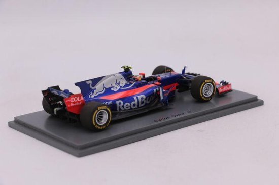 Modelauto Toro Rosso STR12 met bull logo, blauw, rood en witte accenten. De naam 'Carlos Sainz Jr.' staat op de basis.