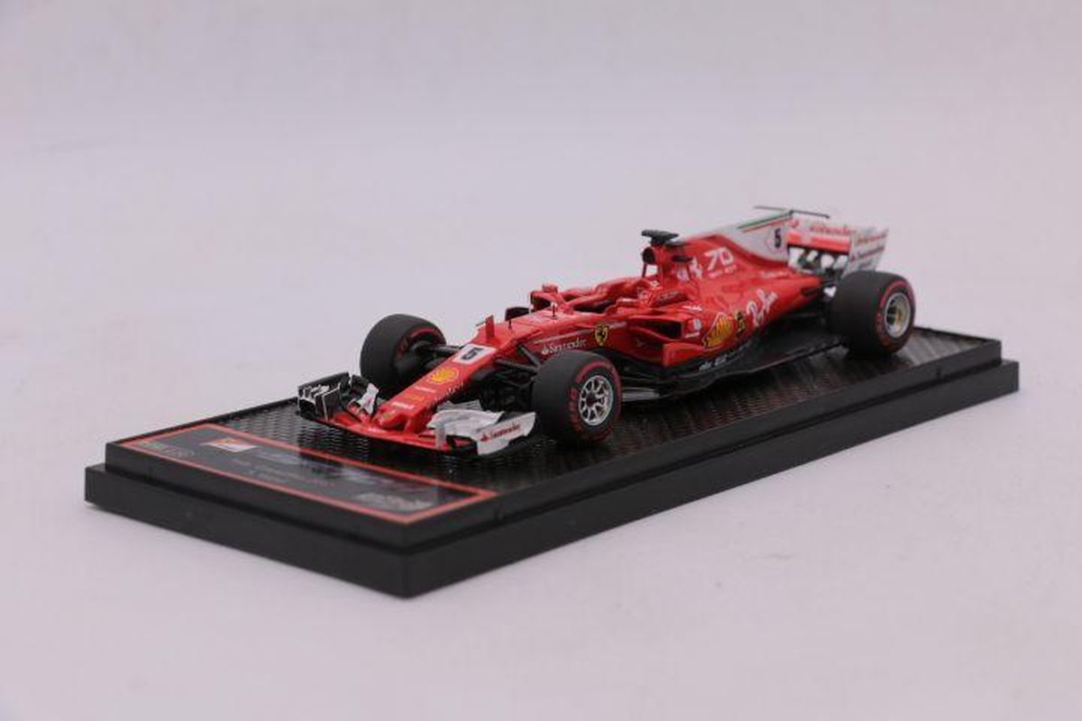 De 1:43 Diecast Modelcar van de Ferrari SF70-H #5 van de Italiaanse GP 2017.De coureur is Sebastien Vettel.Dit schaalmodel is beperkt tot 230 stuks. De fabrikant is BBR Models.