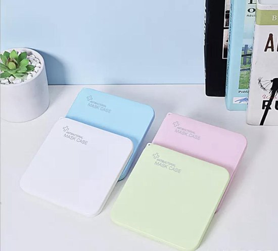 Vier antibacteriële mondkapjesdoosjes in pastelkleuren: wit, lichtblauw, roze en mintgroen. Met opdruk 'ANTIBACTERIAL MASK CASE'.