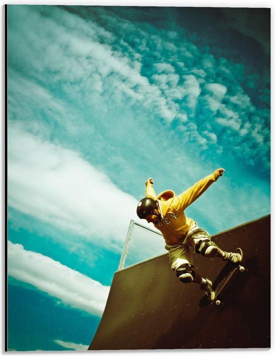 Dibond - Skatende Man met Blauwe Lucht - 30x40cm Foto op Aluminium (Met Ophangsysteem)
