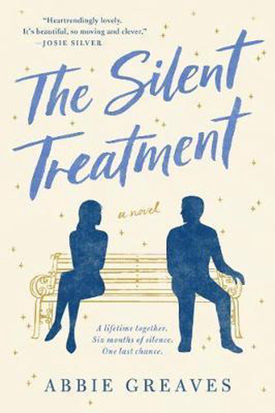 Boekhoes met de titel 'The Silent Treatment' in blauwe sierletters. Een blauw silhouet van een vrouw zit aan de linkerkant van een bankje, een man aan de rechterkant.