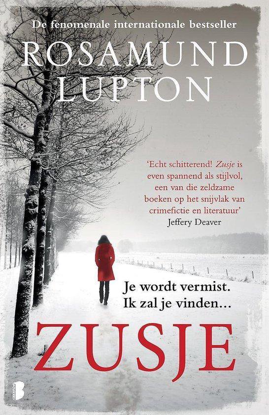 Een vrouw in een rode jas loopt op een besneeuwd pad langs bomen. De titel 'Zusje' staat groot in rode letters.