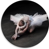 Dibond Wandcirkel - Vooroverbuigende Ballerina met Zwarte Achtergrond  - 50x50cm Foto op Aluminium Wandcirkel (met ophangsysteem)