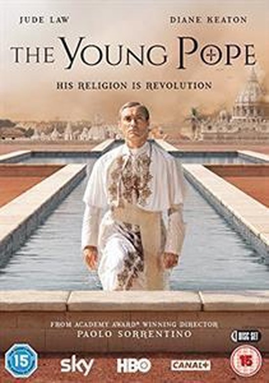Jude Law als Paus Pius XIII in The Young Pope. Hij draagt een wit pauselijk gewaad.
