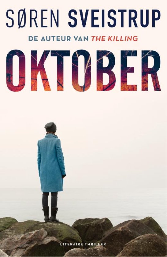 Couverture du livre 'Oktober' de Søren Sveistrup. Une femme en manteau bleu et bonnet gris se tient sur des rochers au bord de la mer. Texte : 'Søren Sveistrup', 'DE AUTEUR VAN THE KILLING', 'OKTOBER', 'LITERAIRE THRILLER'.