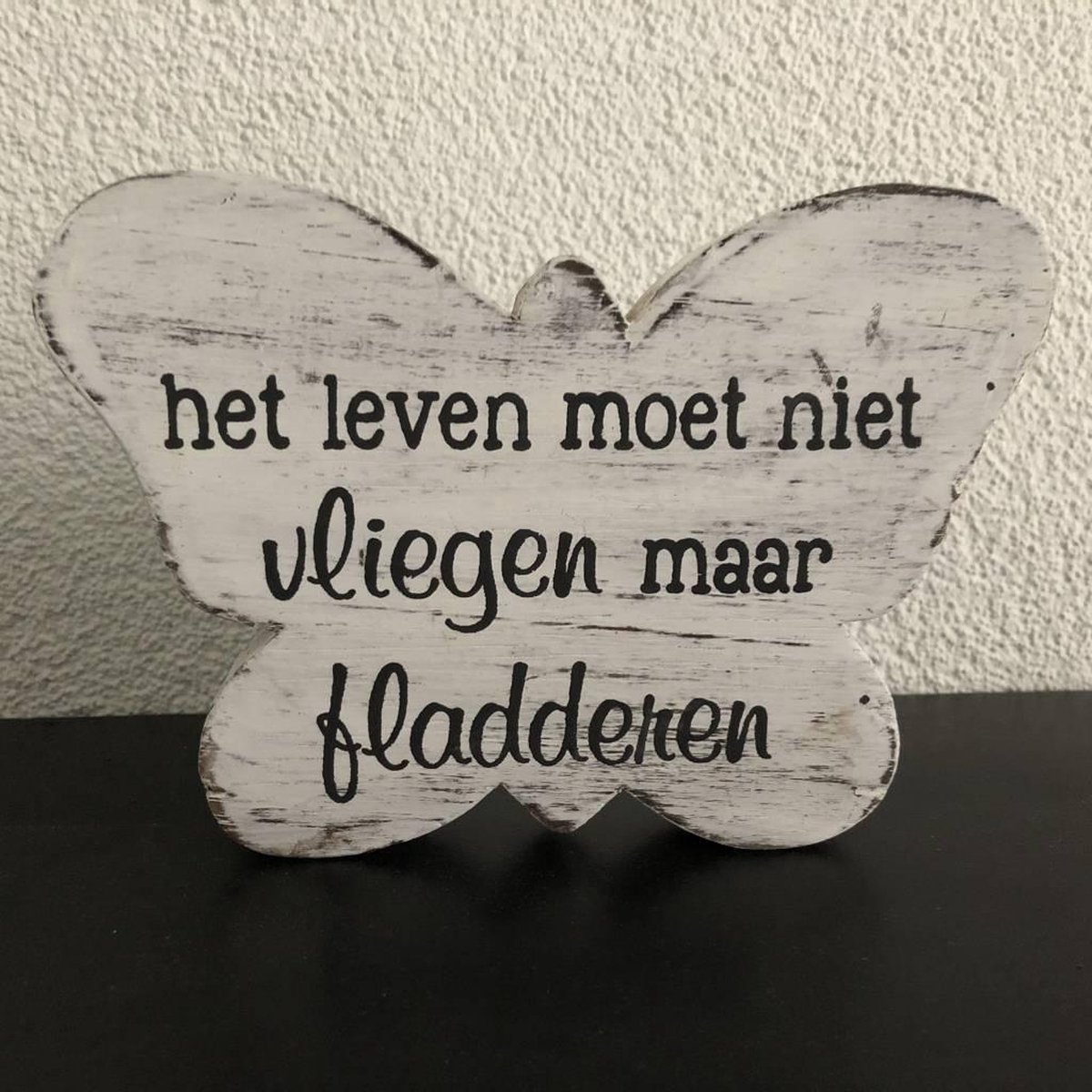 Houten Tekstvlinder 12x16 cm "Het leven moet niet vliegen maar fladderen" - Kleur Antique White