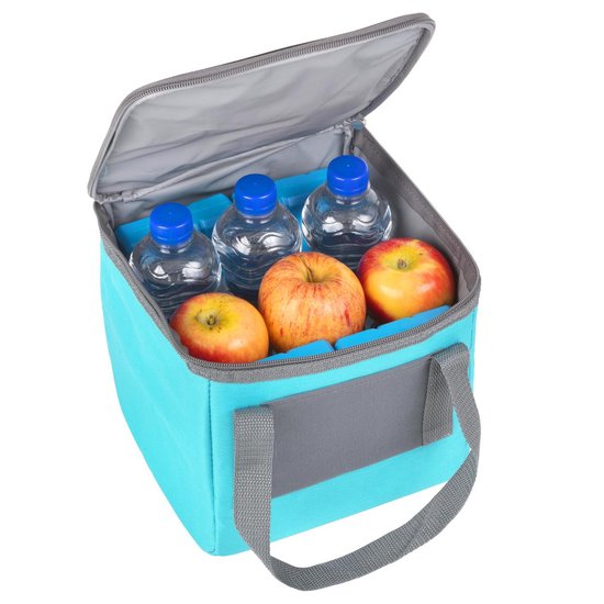 Turquoise koeltas met opening, gevuld met appels en flessen water.