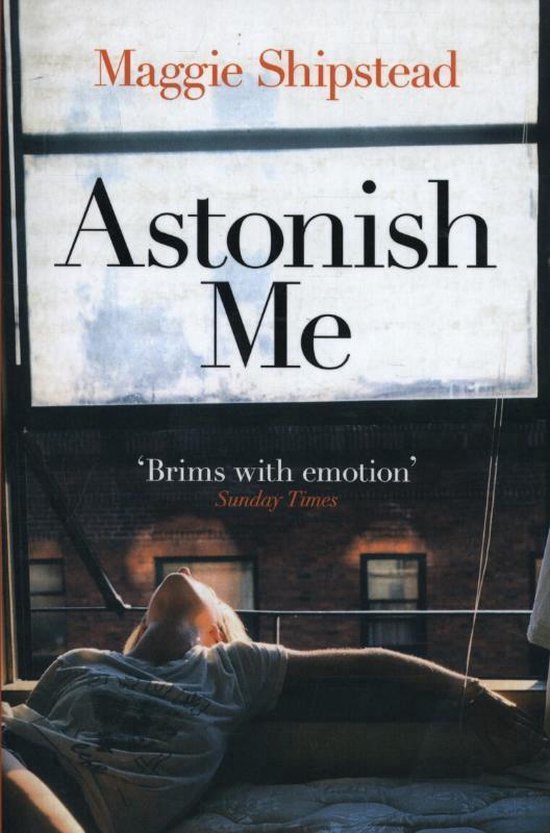 Boek 'Astonish Me' van Maggie Shipstead. Een vrouw ligt op haar rug bij een raam, met de titel prominent in beeld.