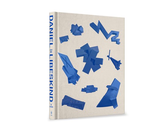 Crèmekleurig boek met 'DANIEL LIBESKIND' in blauwe letters op de rug. De voorkant heeft een abstract, geometrisch patroon in glanzend blauw.