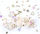 Nageldecoratie- en gezichtsdecoratiematerialen. Gouden kleur, verschillende vormen en meerdere stukken per vorm. Geweldig om je nagels, gezicht of zelfs als lichaamsversiering op te fleuren. 