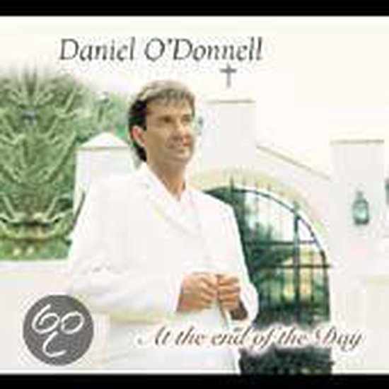 Daniel O'Donnell in een wit jasje voor een witte kerk met een kruis, album At the End of the Day.