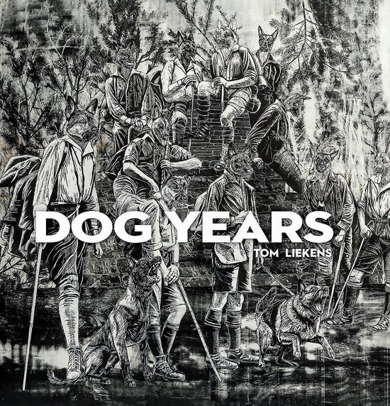 Zwart-wit illustratie van Tom Liekens met de titel 'DOG YEARS'. Mensen met hondenkoppen in klederdracht staan tussen bomen.