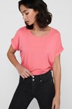 Roze dames T-shirt met korte omgeslagen mouwen en boothals, gedragen op een zwarte jeans met knopen.