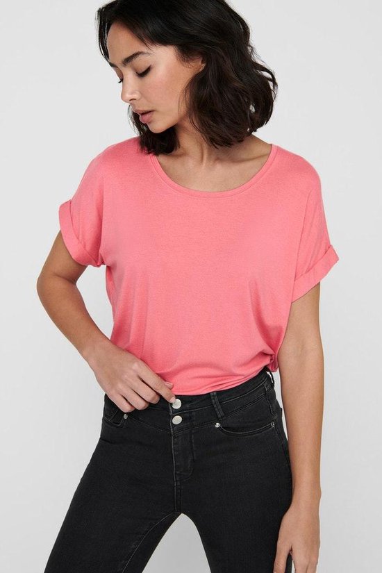 Roze dames T-shirt met korte omgeslagen mouwen en boothals, gedragen op een zwarte jeans met knopen.