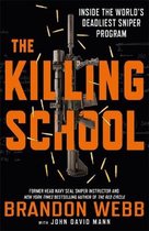 Boekomslag van "The Killing School" met een snipergeweer en "Inside the World's Deadliest Sniper Program" in oranje letters.