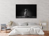 Fotoschilderij van een naakte vrouw in spagaat. Gedrukt op geborsteld aluminium 120cmX80cm (wanddecoratie)